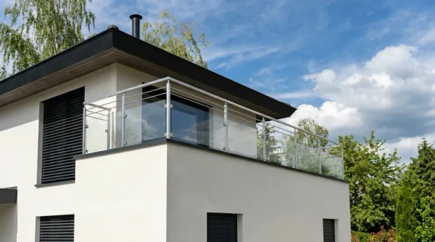 Garde-corps carr&eacute; sous-lisses et verre